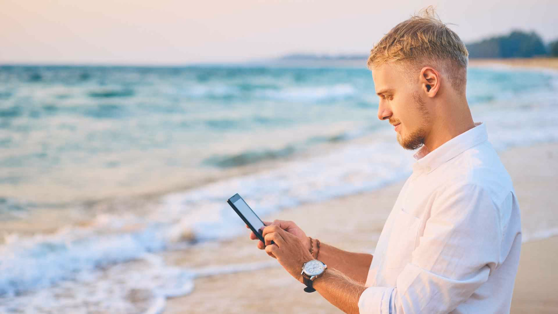 How Unlocking Your Cell Phone Can Save You Money on International Roaming