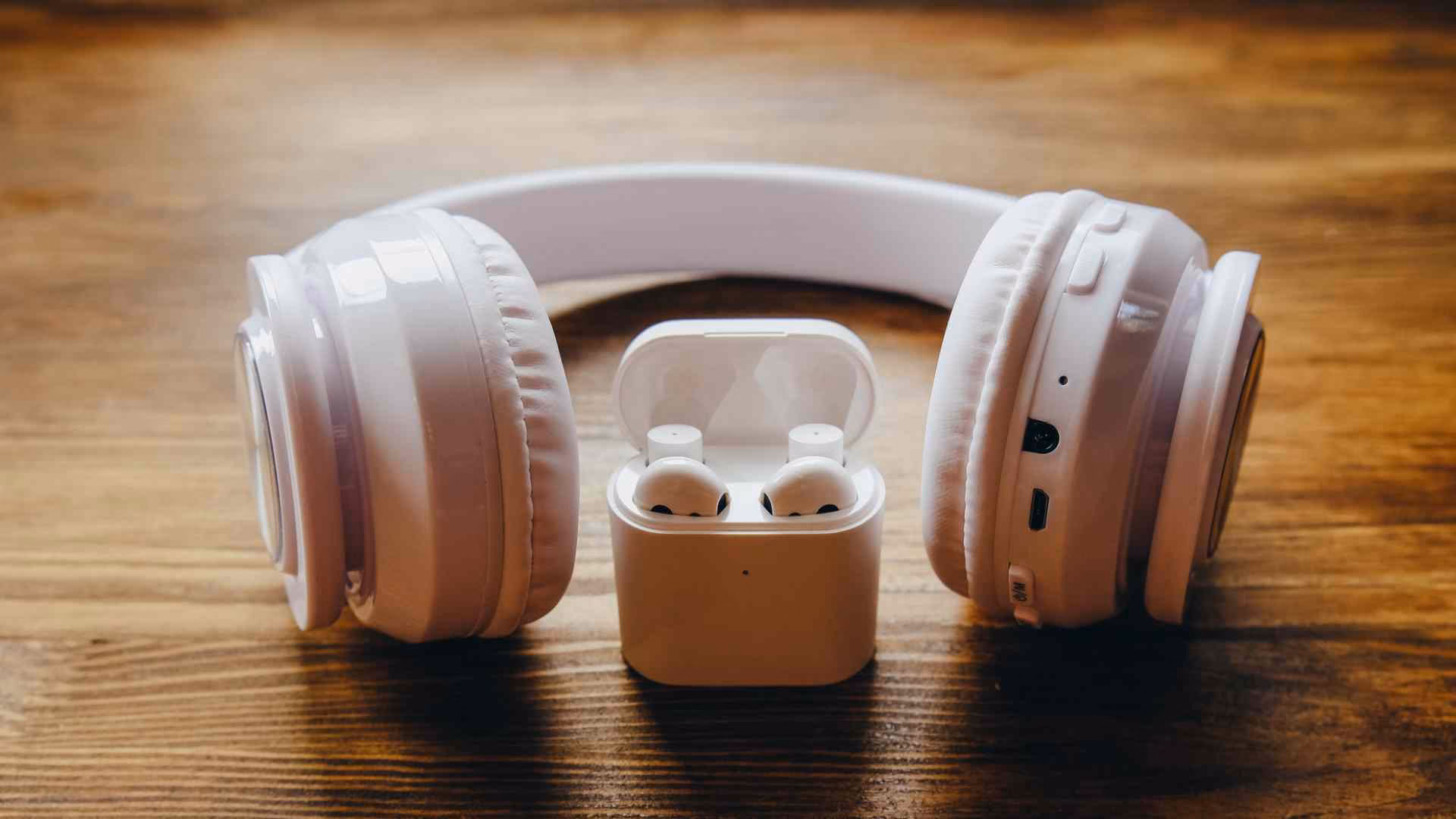 Wired or Wireless: Decoding the Pros and Cons of Headphone Technology
